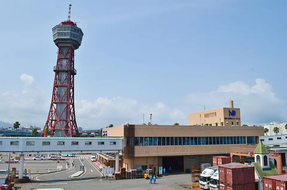 博多ポートタワーと博多港