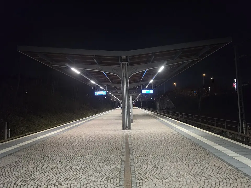 夜の駅のホーム