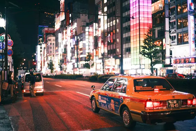 新宿の夜の通り